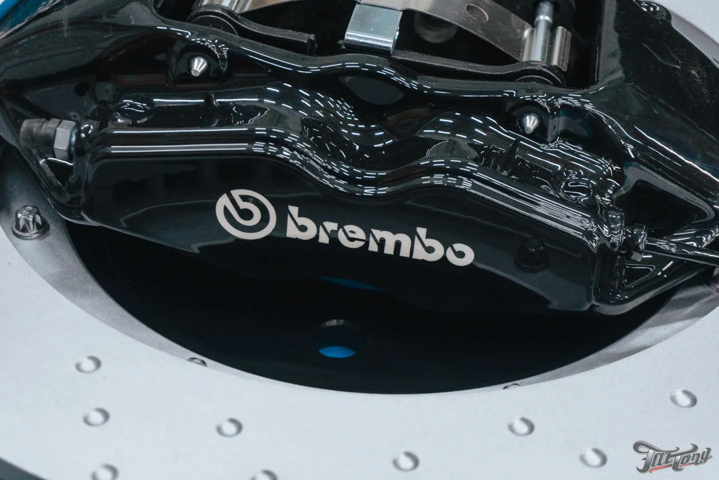 Установили усиленную тормозную систему Brembo на RAM TRX